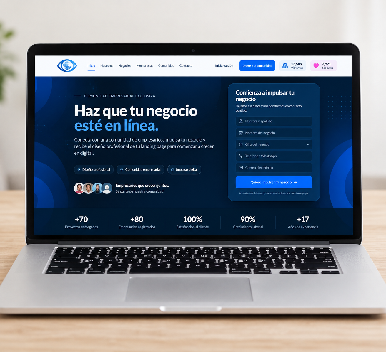 Laptop mostrando la página de la comunidad empresarial Tevienlinea